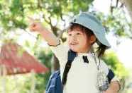 帽子を被った子供が指を刺している様子