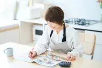 食器が並ぶ様子
